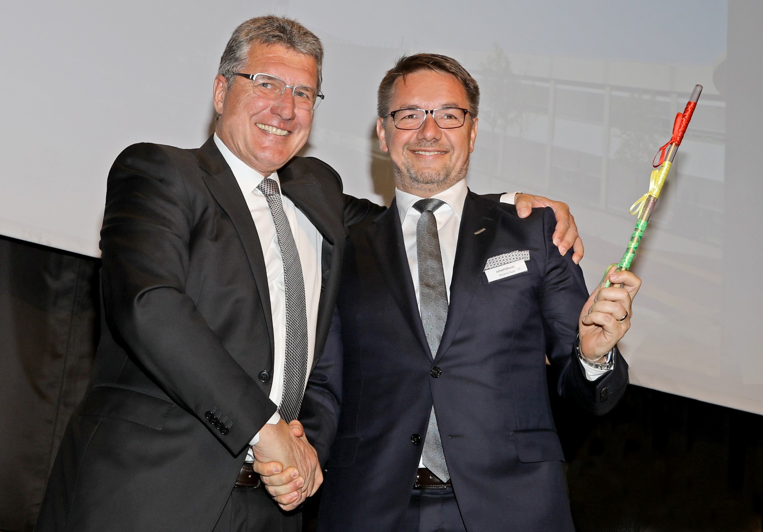 Od lewej: Reiner Schulz i Roland Auer – nowy prezes Schattdecor AG. Fot. Schattdecor