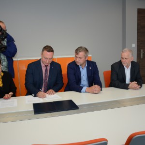 Podpisanie zezwolenia na rozbudowę zakładu przetwórstwa drewna Sklejka Pisz. Fot. W-MSSE