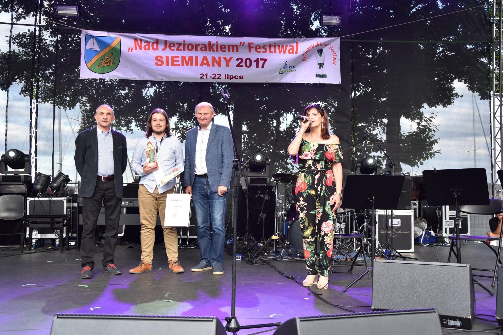 Firma Szynaka Meble była fundatorem nagród dla występujących artystów. Fot. Szynaka Meble