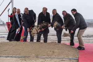 Egger uroczyście rozpoczyna budowę fabryki w Biskupcu