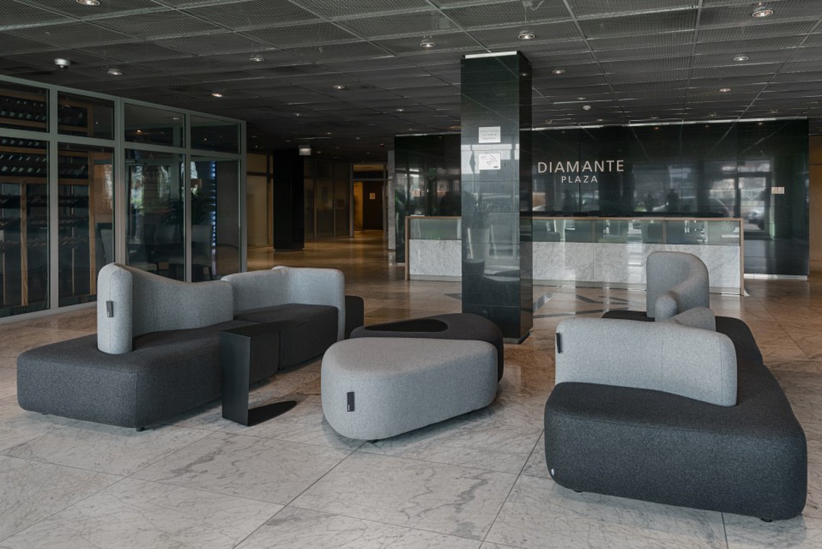 W lobby krakowskiego Diamante Plaza znalazły się meble zaprojektowane przez Karima Rashida. Fot. Materiały prasowe