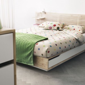 Łóżko z szufladą Mandal to nawiązanie do natury. Fot. IKEA