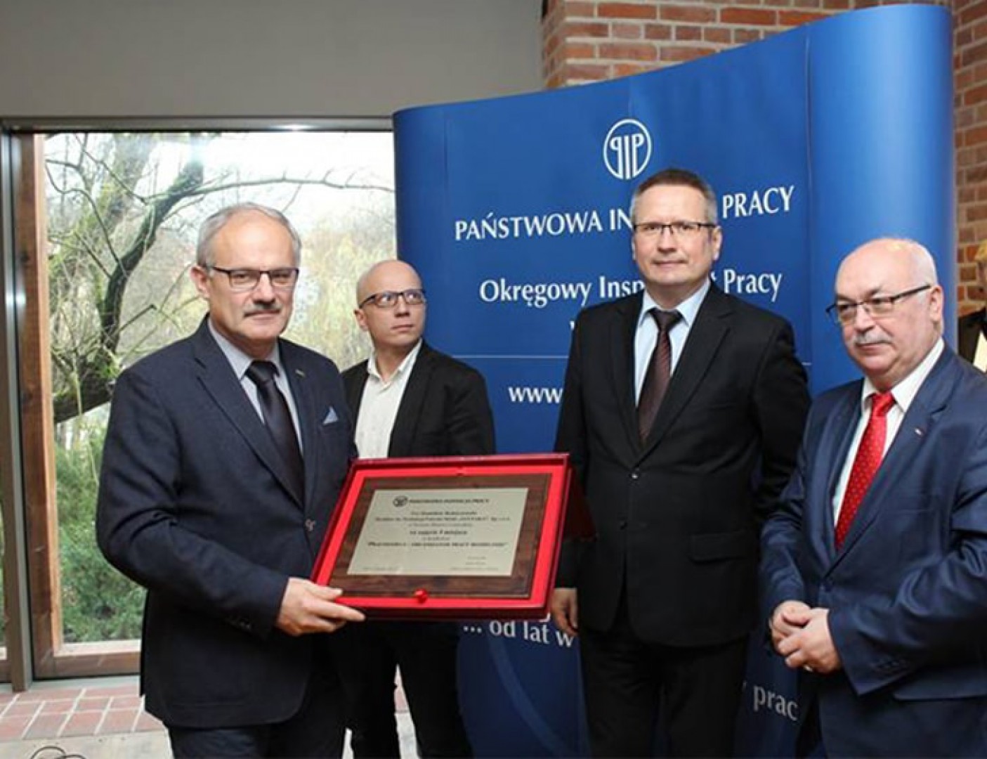 Nagrodę w plebiscycie Pracodawca - Organizator Pracy Bezpiecznej odebrał Stanisław Robaczewski, dyrektor zakładu Szynaka Meble. Fot. Szynaka Meble