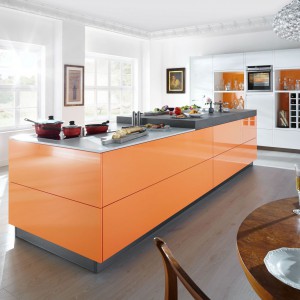 Wyspa kuchenna w żywym kolorze wprowadza radosny nastrój do wnętrza. Fot. Home Concept