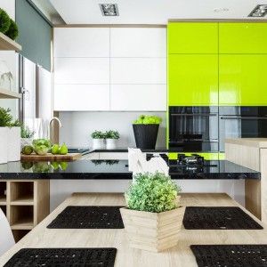 Łączenie kolorów to rozwiązanie, które ożywia kuchnię. Fot. Vigo/Max Kuchnie