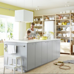 A może w ogóle zrezygnować z zamkniętych szafek? Fot. IKEA