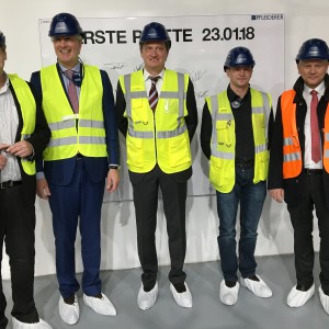 Od lewej: Diethard Singer - kierownik zakładu, Ivo Schintz - CCO Pfleiderer Group, Dirk Hardow - COO Pfleiderer Group, Jürgen Schnarr - przewodniczący komitetu roboczego Leutkirch oraz Hans-Jörg Henle - burmistrz Leutkirch. Fot. Pfleiderer