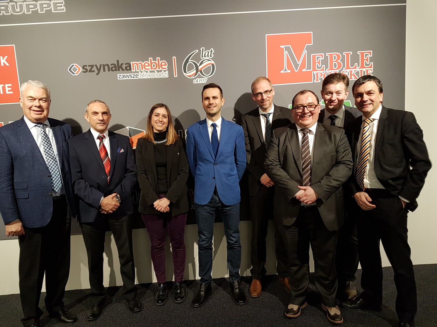 Od lewej : Dieter Hilpert (właściciel Grupy Bega), Jan Szynaka (prezes OIGPM), Roberta Dessi (sekretarz generalna EFIC), Mateusz Zelma (Szynaka-Meble), kierownictwo Niemieckiej Konfederacji Przemysłu Drzewnego i Meblowego: Olaf Plümer, Marcus Kirschner, Alexander Oswald i Markus Ring. Fot. Szynaka Meble
