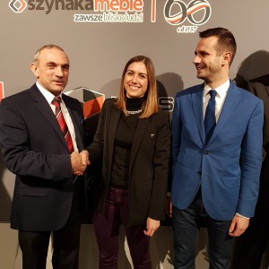 Od lewej: Jan Szynaka (prezes OIGPM), Roberta Dessi (sekretarz generalna EFIC) i Mateusz Zelma (członek zarządu Szynaka-Meble). Fot. Szynaka Meble