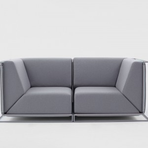 Dzięki unikalnej konstrukcji płozy, na której opiera się sofa „Floating”, mebel zdaje się unosić w powietrzu. Projekt: Philippe Nigro dla Comforty. Fot. Comforty