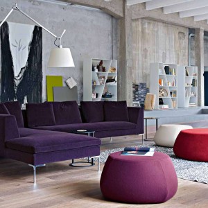 Fioletowa sofa, różowa pufy. Fot. B&B italia