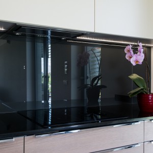 Do wykorzystania w zabudowie kuchennej doskonale nadaje się też szkło Saint Gobain Glass Planilaque Evolution. Fot. Saint Gobain Glass