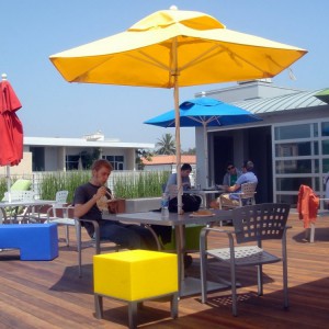 Strefa relaksu na zewnątrz budynku Google w Santa Monica. Fot. Google