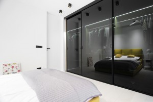 Drzwi przesuwne w minimalistycznym apartamencie w Krakowie - realizacja
