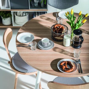 Okrągłe stoły wybierane są rzadziej, chociaż prezentują się efektownie. Na zdjęciu stół z kolekcji „Balance”. Fot. Vox