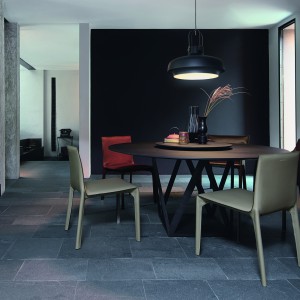 Stół włoskiej marki Natuzzi, w którym wykorzystano ciekawy pomysł na podstawę. Fot. Natuzzi