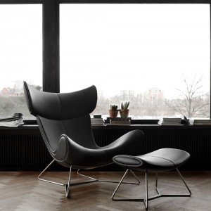 Czarny fotel o ekstrawaganckich kształtach to ciekawy akcent w pomieszczeniu. Fot. BoConcept