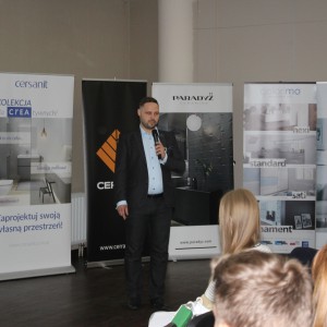 CREA - nowe możliwości i nowe technologie w ceramice sanitarnej. Prezentacja Partnera Głównego Cersanit. Prowadzący Piotr Wychowaniec. Fot. Publikator