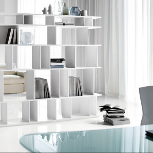 Ażurowy regał na książki. Fot. Cattelan Italia