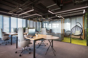 Zieleń, drewno i elementy industrialne w nowoczesnym biurze