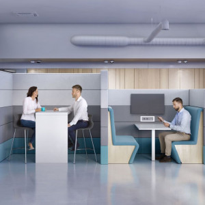 Na system „Sand” (Grupa Nowy Styl) składają się szafy, stoły i ścianki działowe pozwalające na zaaranżowanie ergonomicznego miejsca pracy. Fot. Grupa Nowy Styl