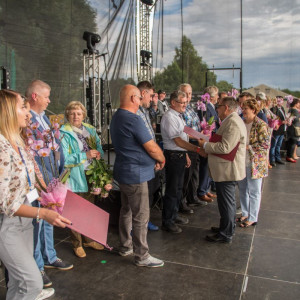 Piknik Jubileuszowy firmy Rejs - wręczenie listów gratulacyjnych. Fot. Rejs