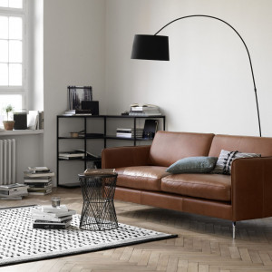 Lekka sofa w stylu skandynawskim. Fot. BoConcept