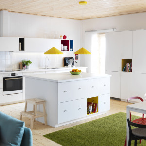 Szafki i półki w kuchennej wyspie. Fot. IKEA