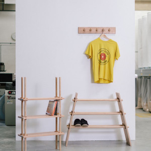 Michael Buick stworzył serię półek inspirowanych japońskim minimalizmem i starą techniką drewnianych łączeń na kołki. Fot. Ben Tynegate
