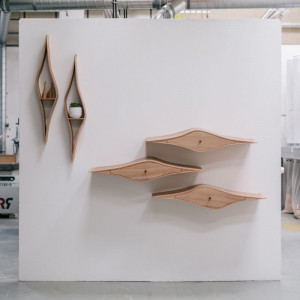 Marcin Waszak, projektując swoje szuflady ścienne, inspirował się falistymi, organicznymi kształtami. Fot. Ben Tynegate