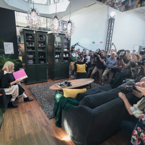 Katarzyna Nosowska czyta swoją najnowszą książkę na premierze katalogu IKEA 2019. Fot. IKEA