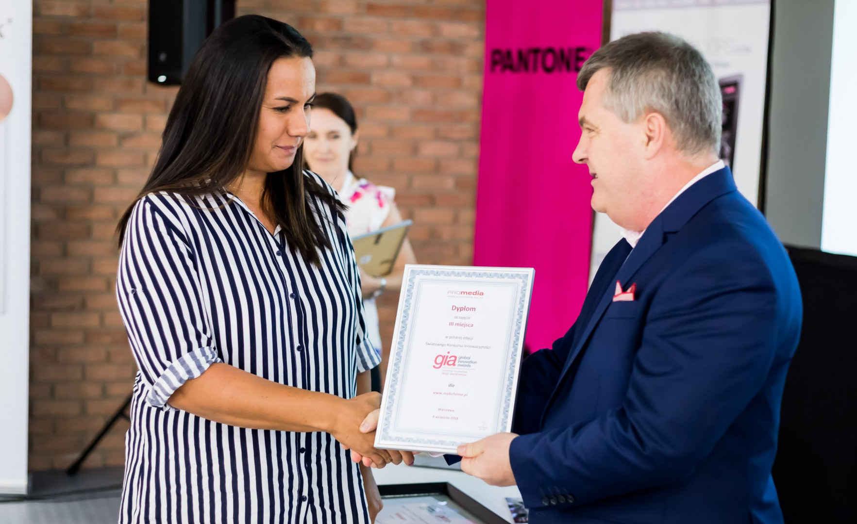 Kinga Świątek-Wolna, customer service manager Make Home, odbiera pamiętkowy dyplom. Fot. Make Home
