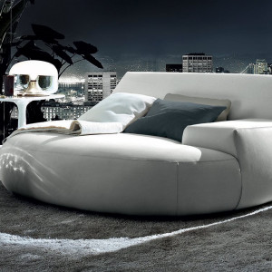 Sofa, na której można wygodnie leżeć. Projekt Paola Navone dla Poliform. Fot. Studio Forma 96