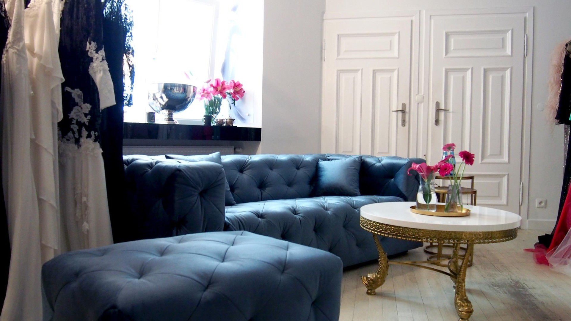 Sofa "Temple" i stolik kawowy z kolekcji "Metropolitan" marki Miloo Home. Fot. Miloo Home