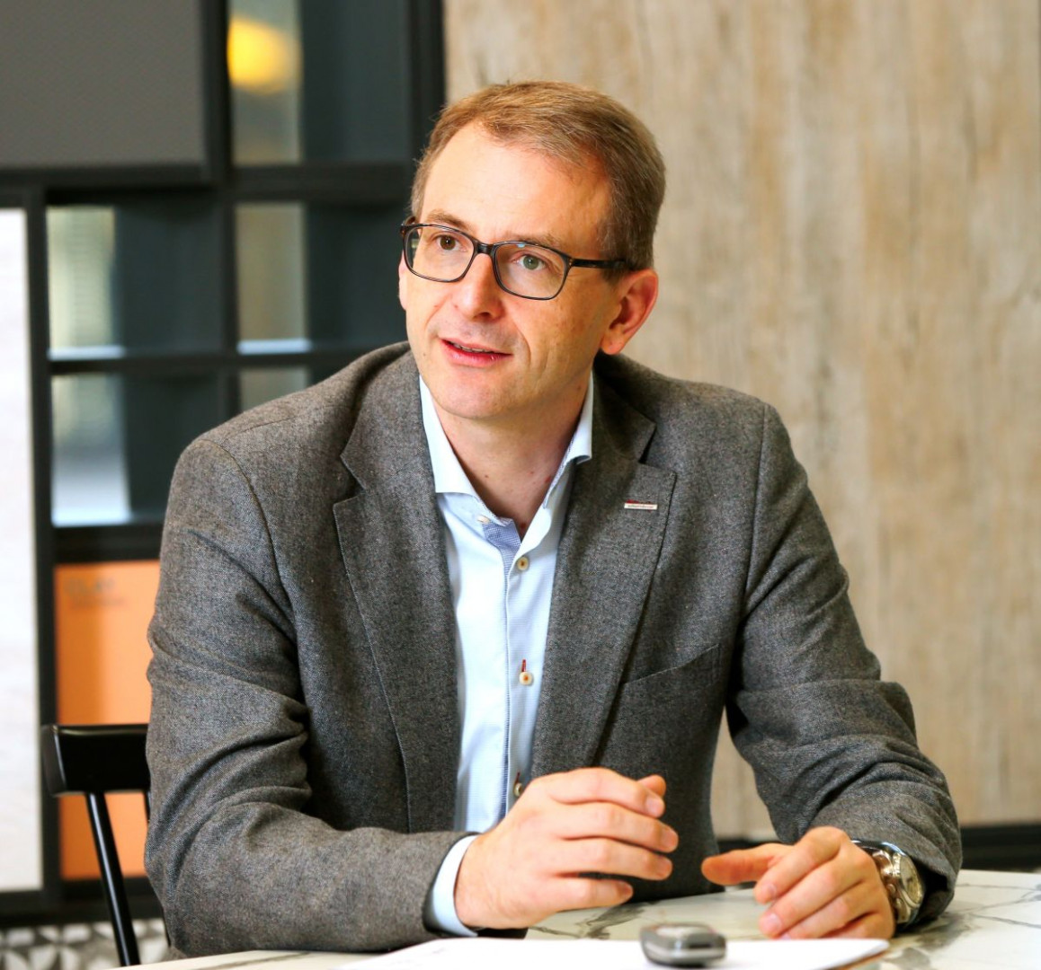 Klaus Mueller, kierownik sprzedaży powierzchni dekoracyjnych w firmie Schattdecor. Fot. Schattdecor