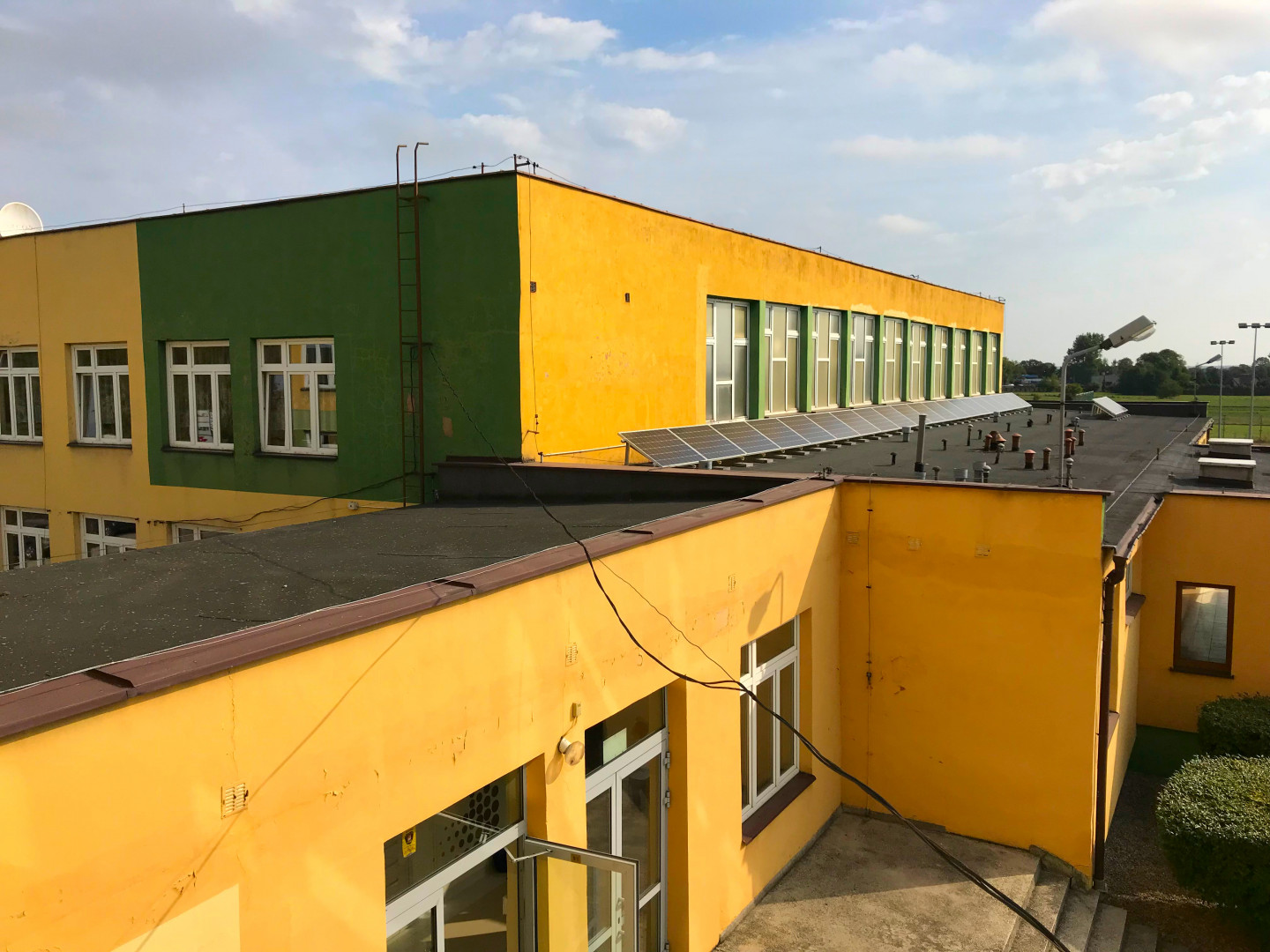 Instalacja fotowoltaiczna zamontowana na dachu szkoły we Wróblewie. Fot. IKEA