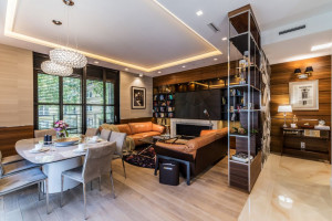 Designerskie meble, funkcjonalny podział wnętrza - zobacz apartament w Warszawie!