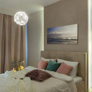 W sypialni taśmami LED można na przykład podświetlić łóżko. Fot. Activejet
