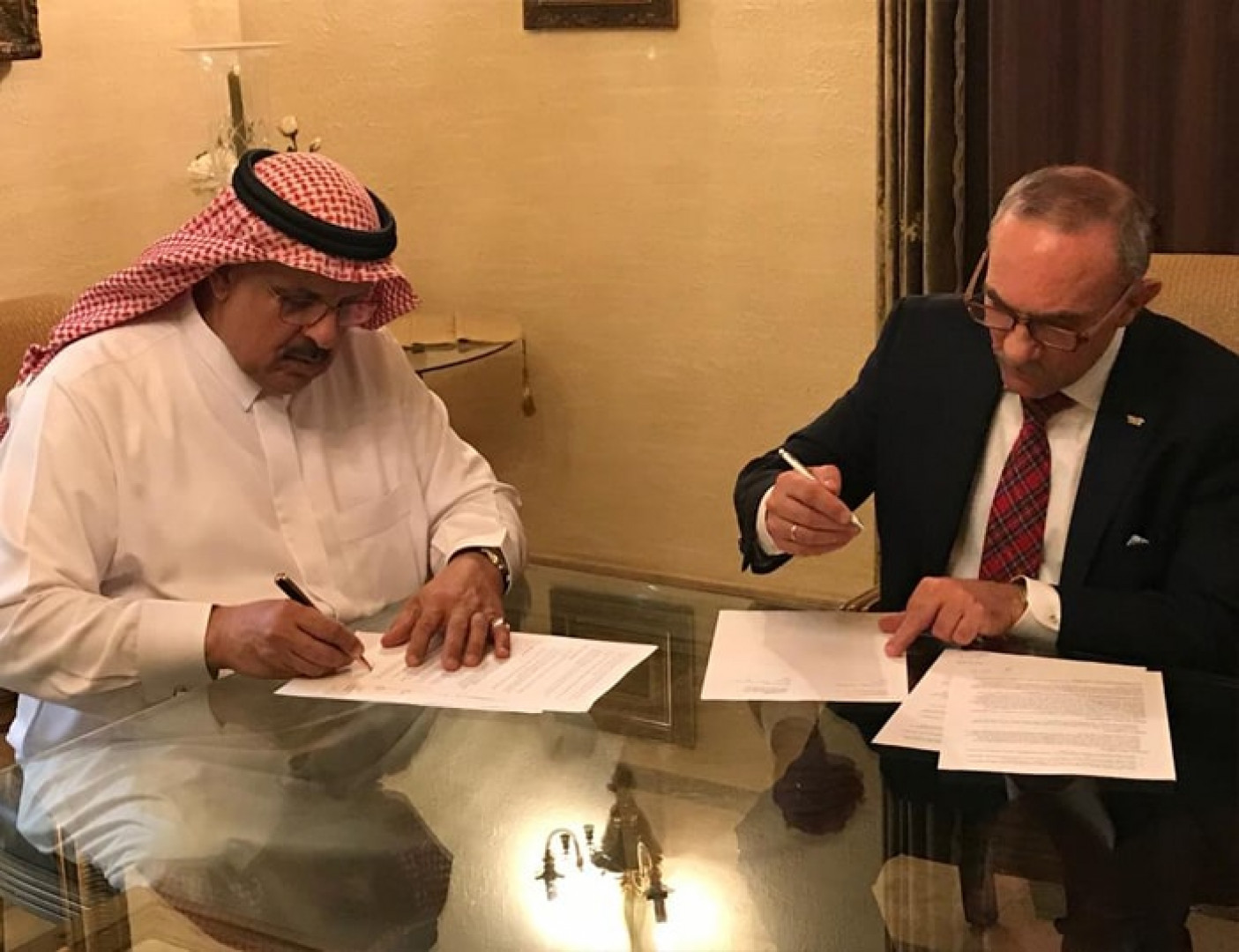 Prezes Jan Szynaka podpisał umowę o rozszerzenie współpracy z rynkiem arabskim. Fot. Szynaka Meble
