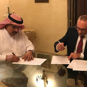 Prezes Jan Szynaka podpisał umowę o rozszerzenie współpracy z rynkiem arabskim. Fot. Szynaka Meble