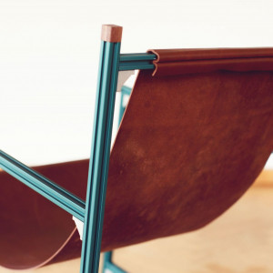Aluminium Club Chair - krzesło, w projekcie którego Rick Tegelaar wykorzystał profile aluminiowe stosowane zwykle w przemyśle. Fot. Masha Bakker