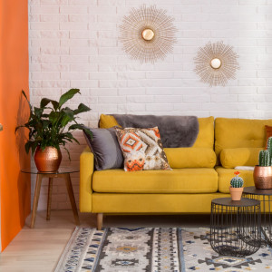 Sofa w kolorze ciepłej żółci. Fot. Salony Agata