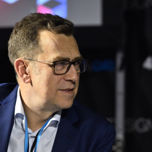 Maciej Orłoś, moderator panelu „Polska marka meblowa – szansa czy mit”. Fot. PTWP