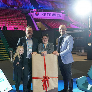 Wręczenie nagrody głównej odbyło się 27 stycznia w trakcie targów 4 Design Days 2019. Na zdjęciu zwycięzca, Seweryn Nogalski, Justyna Łotowska, szefowa redakcji wnętrzarskiej Publikatora oraz przedstawiciel marki MAXLIGHT, sponsor nagrody głównej