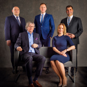 Nowy zarząd firmy Meble Wójcik. Stoją od lewej: Andrzej Lada-Kubala, Piotr Wójcik, Winicjusz Iwański. Siedzą od lewej: Jochen Horn, Katarzyna Wójcik-Borsukowicz. Fot. Meble Wójcik
