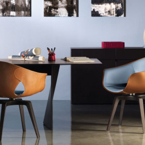 Krzesło „Ginger” firmy Poltrona Frau wyściełane jest pianką poliuretanową i pokryte naturalną skórą, co podnosi jego wygodę. Projekt: Roberto Lazzeroni. Fot. Poltrona Frau