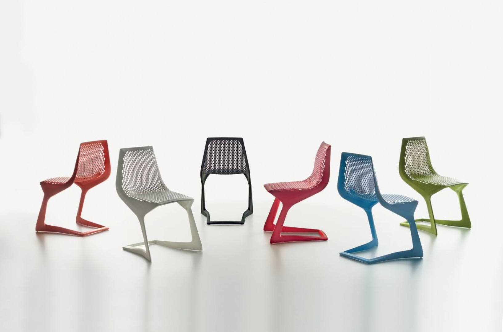 Seria krzeseł „Myto” (Plank) została w całości wykonana z tworzywa sztucznego. Projekt: Konstantin Grcic. Fot. Plank