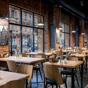 Restauracja w Bydgoszczy z meblami Paged i Loft Decora