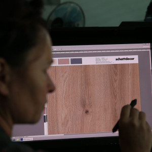 Proces obróbki cyfrowej wzoru. Fot. Schattdecor