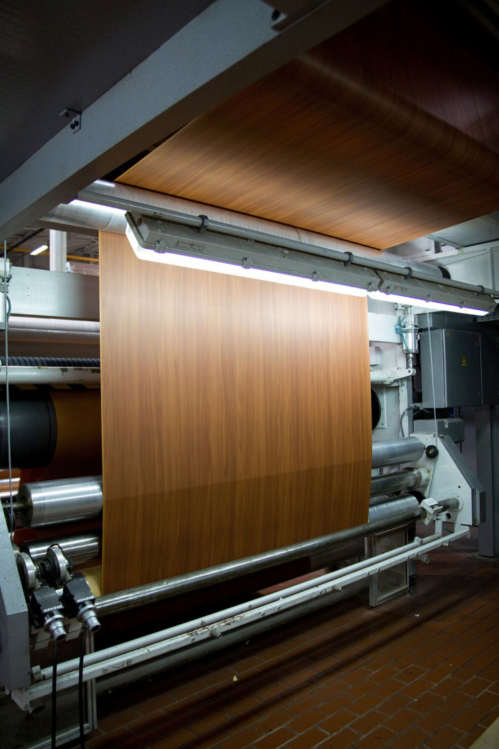 Maszyna do przemysłowego druku rotograwiurowego papierów dekoracyjnych. Fot. Interprint